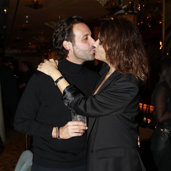 Parmi les invités présents, le mari de la reine l'animatrice télé et radio, Greg Levy ! Le couple est apparu heureux et amoureux, partageant des baisers tout au long de la soirée.

Exclusif -  Laurie Cholewa et Greg Levy aux Jardins du Presbourg à Paris, le 6 novembre 2025.

Photo : Marc Ausset-Lacroix / Bestimage