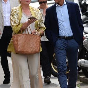 Paul Belmondo et sa femme Luana - Mariage de Claude Lelouch à la mairie du 18ème à Paris. Le 17 juin 2023