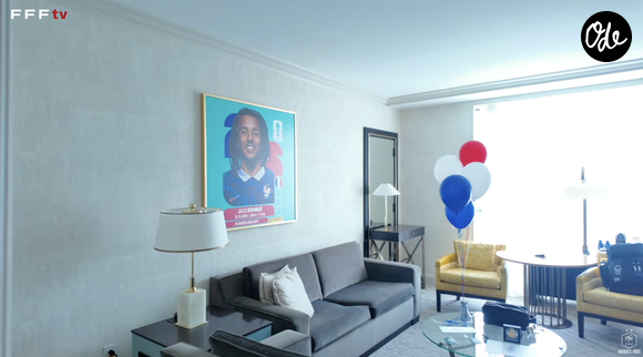 Les Tricolores ont découvert des suites entièrement personnalisées à leurs noms, dotées d'un coin salon, d'un lit spacieux et d'un écran plat

Capture d'écran YouTube FFF