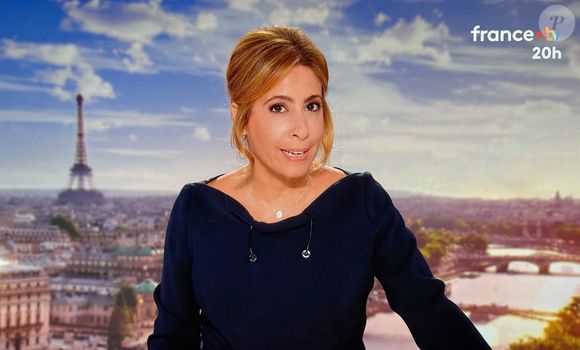 En 2025, elle franchit un cap en prenant les commandes du JT de 20 heures sur France 2.

Captures d'écran - Léa Salamé présente son premier journal de 20 heures sur France 2 le 1er septembre 2025.

© Alain Guizard / Bestimage