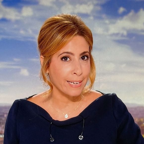 En 2025, elle franchit un cap en prenant les commandes du JT de 20 heures sur France 2.

Captures d'écran - Léa Salamé présente son premier journal de 20 heures sur France 2 le 1er septembre 2025.

© Alain Guizard / Bestimage