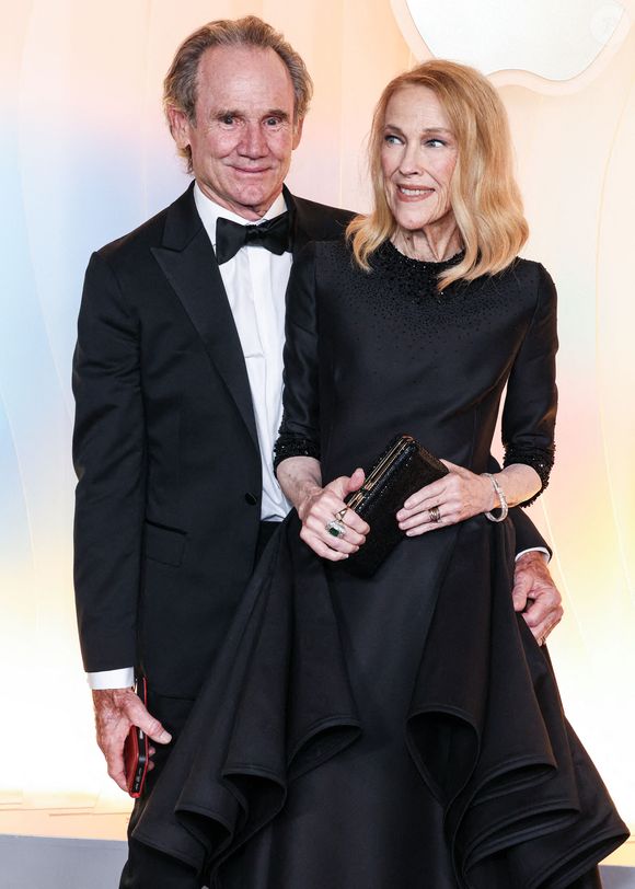 Bo Welch et Catherine O'Hara arrivent à la 77e soirée annuelle des Primetime Emmy Awards organisée par Apple TV+ à Ysabel le 14 septembre 2025 à West Hollywood, Los Angeles, Californie, États-Unis. Photo par Xavier Collin/Image Press Agency/ABACAPRESS.COM