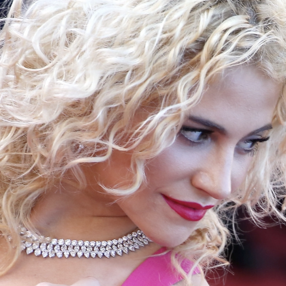 "Et j'avais une robe rose très sexy, avec mes cheveux très bouclés"

Pixie Lott en interview pour le média Ode