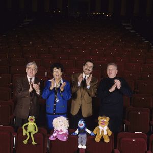 En France, à Neuilly-sur-Seine, l'équipe des comédiens doublant les voix des marionnettes du Muppet Show, au Théâtre de Neuilly, Roger Carel, Micheline Dax, Gérard Hernandez et Francis Lax le 7 mars 1994.