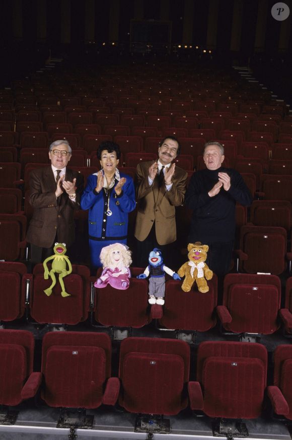 En France, à Neuilly-sur-Seine, l'équipe des comédiens doublant les voix des marionnettes du Muppet Show, au Théâtre de Neuilly, Roger Carel, Micheline Dax, Gérard Hernandez et Francis Lax le 7 mars 1994.