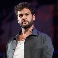 "Je suis un peu autoritaire avec ça" : Pourquoi Claudio Capéo tient tant à ce que son fils joue de la guitare même s'il n'aime pas la musique ?