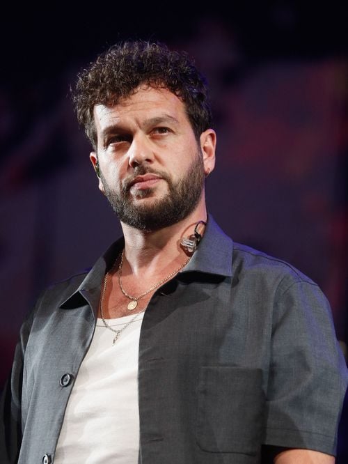 "Je suis un peu autoritaire avec ça" : Pourquoi Claudio Capéo tient tant à ce que son fils joue de la guitare même s'il n'aime pas la musique ?