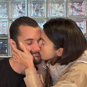 Natali, pianiste de formation, soutiendra son mari dans ses projets.

Sa femme Natali Husic est enceinte de leur premier enfant 
Louis Sarkozy et sa femme Natali