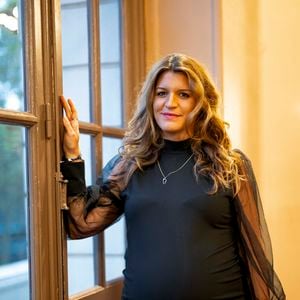 Marlène Schiappa, enceinte ( présidente de "Actives") lors du  dîner des femmes cheffes d'entreprises organisé par l'ONG "Actives" avec le soutien de L'Oréal, LinkedIn et Tilder au Trianon à Paris le 23 septembre 2025.
© Pierre Perusseau / Bestimage