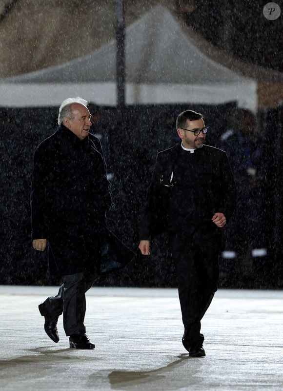 François Bayrou - Arrivées à la cérémonie de réouverture de la cathédrale Notre-Dame de Paris, le 7 décembre 2024. Joyau de l’art gothique, lieu de culte et de culture, symbole universel de la France et de son histoire, la cathédrale de Notre-Dame de Paris rouvre ses portes les 7 et 8 décembre, cinq ans après le terrible incendie qui l’avait ravagée le 15 avril 2019. 
© Agence / Bestimage