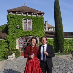 Anne Claire Coudray et son compagnon Nicolas Vix à la fête du Bontemps au Château Smith-Haut-Lafitte à Martillac près de Bordeaux, France, le 28 avril 2023. Anne Claire Coudray a été intronisée dans la Commanderie du Bontemps aux côtés de Stéphane Bern et Tony Parker. Photo par Thibaud MORITZ/ABACAPRESS.COM