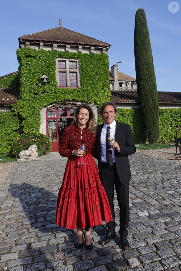 Anne Claire Coudray et son compagnon Nicolas Vix à la fête du Bontemps au Château Smith-Haut-Lafitte à Martillac près de Bordeaux, France, le 28 avril 2023. Anne Claire Coudray a été intronisée dans la Commanderie du Bontemps aux côtés de Stéphane Bern et Tony Parker. Photo par Thibaud MORITZ/ABACAPRESS.COM