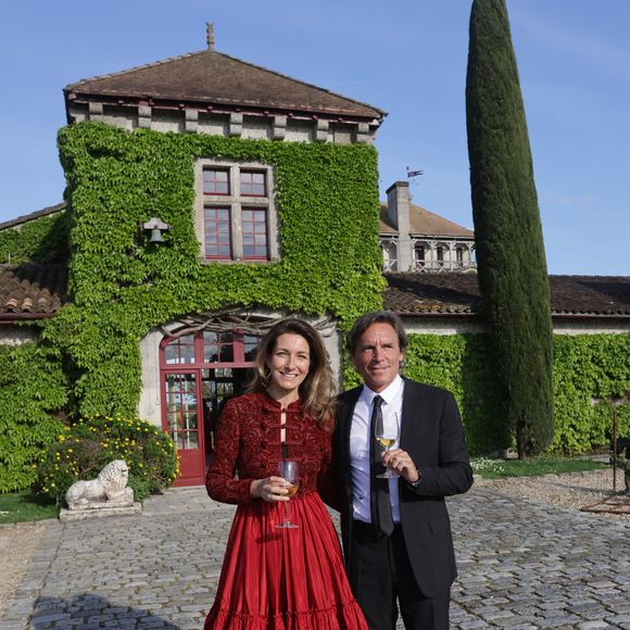 Anne Claire Coudray et son compagnon Nicolas Vix à la fête du Bontemps au Château Smith-Haut-Lafitte à Martillac près de Bordeaux, France, le 28 avril 2023. Anne Claire Coudray a été intronisée dans la Commanderie du Bontemps aux côtés de Stéphane Bern et Tony Parker. Photo par Thibaud MORITZ/ABACAPRESS.COM