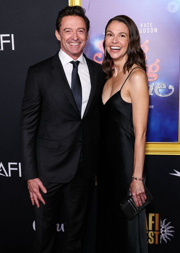 Hugh Jackman et Sutton Foster à la première du gala de clôture de "Song Sung Blue" à Los Angeles, le 26 octobre 2025.

Photo : Backgrid USA / Bestimage