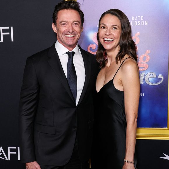 Hugh Jackman et Sutton Foster à la première du gala de clôture de "Song Sung Blue" à Los Angeles, le 26 octobre 2025.

Photo : Backgrid USA / Bestimage