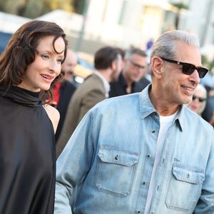 Enfin, Jeff Goldblum et Miley Cyrus ont fait sensation en adoptant toutes les deux le total look denim et la chemise en jean.

Jeff Goldblum et sa compagne Emilie Livingston au défilé Dior 2027 au musée d'art du comté de Los Angeles le 13 mai 2026 à Los Angeles, Californie.

©Bestimage