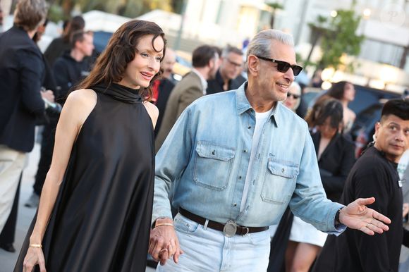 Enfin, Jeff Goldblum et Miley Cyrus ont fait sensation en adoptant toutes les deux le total look denim et la chemise en jean.

Jeff Goldblum et sa compagne Emilie Livingston au défilé Dior 2027 au musée d'art du comté de Los Angeles le 13 mai 2026 à Los Angeles, Californie.

©Bestimage