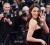 Une tenue semble-t-il totalement assortie à celle du rugbyman.
Iris Mittenaere - Montée des marches du film "Dossier 137" lors du 78ème Festival International du Film de Cannes, le 15 mai 2025.