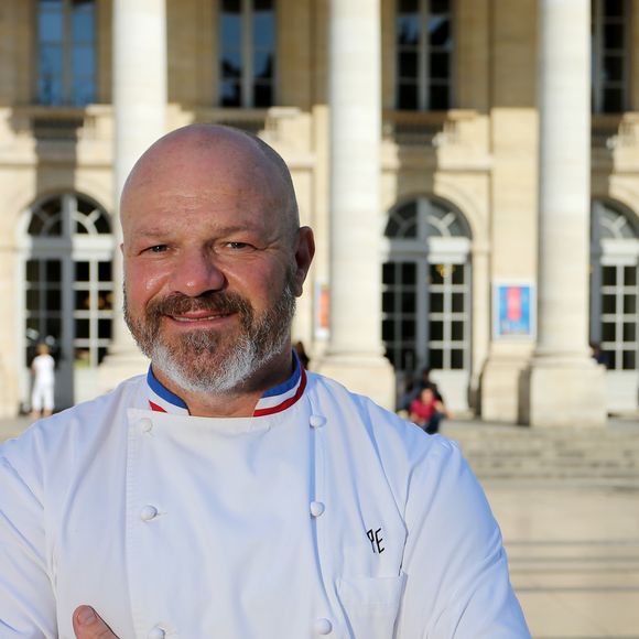 Exclusif - Le médiatique chef Philippe Etchebest ("Cauchemar en cuisine", "Top chef") pose dans son restaurant le "Quatrième Mur" le jour de son ouverture à Bordeaux le 8 Septembre 2015. Agence / Bestimage