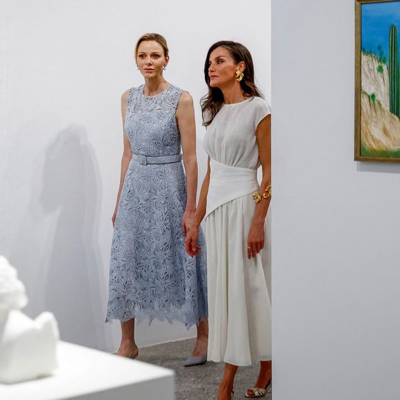 Letizia d'Espagne et la princesse Charlène de Monaco se sont retrouvées ce 1er juin

Le prince Albert II de Monaco, la princesse Charlène, la reine Letizia, le roi Felipe VI visitent l'exposition consacrée au 150ème anniversaire de l'établissement des premières relations diplomatiques entre l'Espagne et Monaco au Jardin botanique royal à Madrid. POOL / LALO YASKO / BESTIMAGE