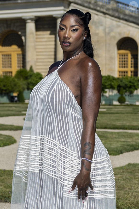 Si la maman d'Aïcha et d'Ava reste avant tout l’une des chanteuses francophones les plus écoutées au monde, ces différentes structures montrent qu’elle pilote également plusieurs volets de sa carrière.

Aya Nakamura au photocall du défilé Jacquemus de la mode homme Printemps/Été 2026 dans le cadre de la Fashion Week de Paris dans les jardins de l'Orangerie à Versailles, France, le 29, 2025. © Olivier Borde/Bestimage