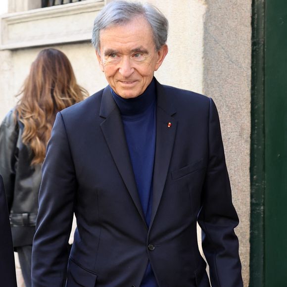 Le milliardaire Bernard Arnault profite d'une promenade dans les rues de Milan en compagnie de son fils Frédéric Arnault, qui continue d'alimenter les rumeurs de romance avec Lisa.



Frederic, CEO of TAG Heuer and one of Bernard’s five children, has been linked to the K-pop superstar since 2022, though the pair have never officially confirmed their relationship despite being spotted together at several high-profile events around the world.



Pictured: Bernard Arnault