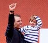 Le fils de Rafael Nadal fait le show au milieu des légendes du tennis
Rafael Nadal et son fils Rafael Junior - Hommage à Rafael Nadal lors des internationaux de France de tennis à Roland-Garros. © Dominique Jacovides / Cyril Moreau / Bestimage