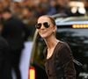 Elle porte désormais une création Jacquemus composée d’une veste cintrée et d’une jupe mi-longue à godets dans des tons marron chocolat.

Céline Dion acclamée par ses fans à la sortie de l’hôtel Royal Monceau à Paris, avant de se rendre à la Plenitude Arena de Paris La Défense, pour sa quatrième date de concert le 19 septembre 2026.
© Lionel Urman / Bestimage