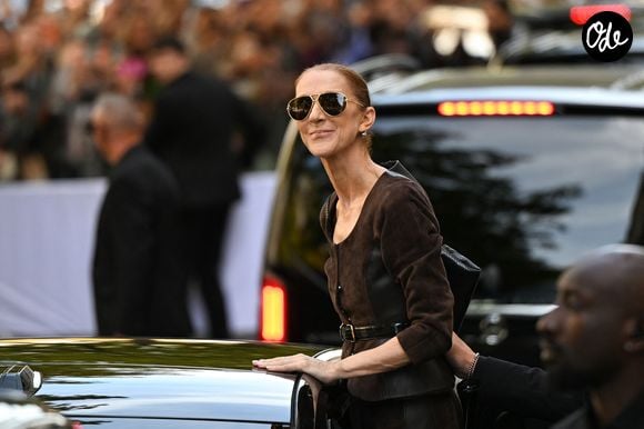 Elle porte désormais une création Jacquemus composée d’une veste cintrée et d’une jupe mi-longue à godets dans des tons marron chocolat.

Céline Dion acclamée par ses fans à la sortie de l’hôtel Royal Monceau à Paris, avant de se rendre à la Plenitude Arena de Paris La Défense, pour sa quatrième date de concert le 19 septembre 2026.
© Lionel Urman / Bestimage