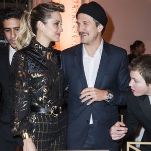 "C’est vraiment passionnant à regarder d’aussi près, et j’ai toujours été très impressionnée de voir Guillaume travailler.” Une admiration mutuelle qui fait la force de leur amour 

Marion Cotillard et son compagnon Guillaume Canet - Soirée des révélations des César 2019 au Petit Palais à Paris, France, le 14 janvier 2019. © Olivier Borde/Bestimage