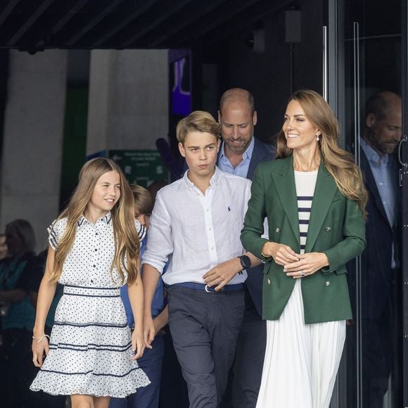 en passant par Kate Middleton, le prince William et leurs trois enfants qui avaient célébré le mariage de James Middleton et Alizée Thevenet au sein du domaine en 2021, s'y sont également rendus

Le prince William, prince de Galles, et Catherine (Kate) Middleton, princesse de Galles, avec leurs enfants le prince George de Galles, la princesse Charlotte de Galles et le prince Louis de Galles, au jour 9 des "Jeux du Commonwealth 2026" à l'OVO Hydro de Glasgow le Samedi 1er août 2026.

Photo : Zuma Press / Bestimage