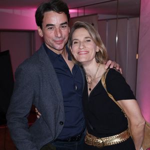 Cette parenthèse loin de Paris lui a permis de célébrer le premier jour de l’été dans un cadre apaisant.

Julian Bugier et son épouse Claire Fournier assistent au gala HOPE à Paris, en France, le 14 octobre 2025. Photo de Jérôme Domine/ABACAPRESS.COM