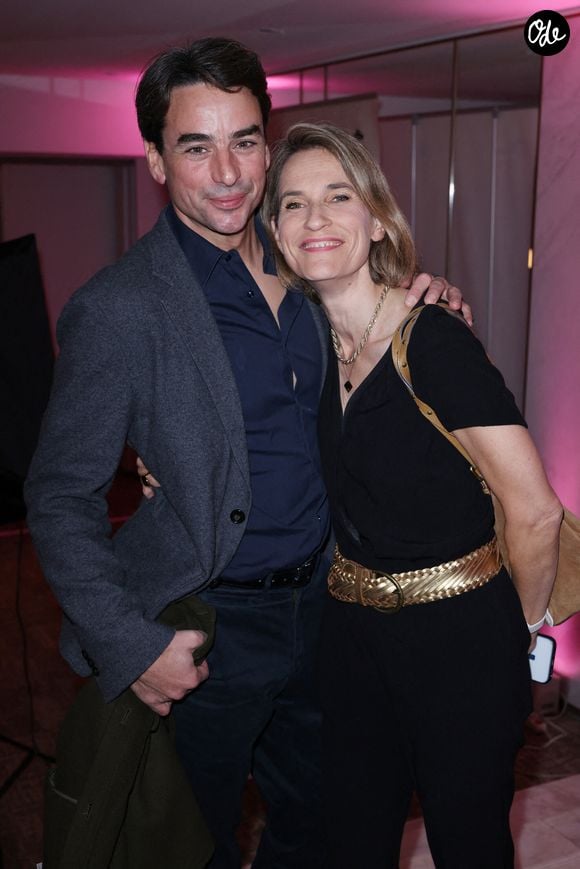 Cette parenthèse loin de Paris lui a permis de célébrer le premier jour de l’été dans un cadre apaisant.

Julian Bugier et son épouse Claire Fournier assistent au gala HOPE à Paris, en France, le 14 octobre 2025. Photo de Jérôme Domine/ABACAPRESS.COM