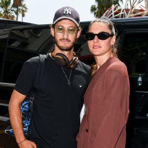 Pierre Niney et sa compagne Natasha Andrewsse promènent sur la croisette lors du 75ème Festival International du Film de Cannes, le 21 mai 2022. 
SGP / BESTIMAGE
