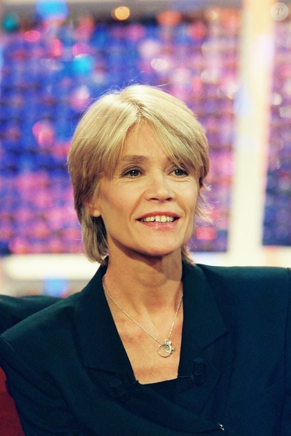 Mais, un peu moins d'un an après sa mort, peut-on dire que Françoise Hardy a eu l'hommage qu'elle méritait ?

Archives - Françoise Hardy lors d'une émission "Vivement Dimanche" en 2000. JLPPA / Bestimage