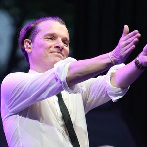 "Je me dis alors que je n’ai pas trop raté son éducation !", a-t-il poursuivi avec fierté.

Les chanteurs Adèle Castillon, Passi et Benabar se produisent pour célébrer Bastille Day avec le Consulat français de New York à Central Park, NY le 13 juillet 2023. Photo par Charles Guerin/ABACAPRESS.COM