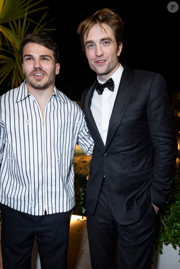 Une complicité qui saute aux yeux et qui pourrait confirmer qu'il existe bel et bien entre eux bien plus qu'une simple amitié.

Antoine Dupont et Robert Pattinson lors du dîner Dior X Madame Figaro à La Terrasse by Albane sur le toit de l'hôtel Marriott en marge du 78ème Festival International du Film de Cannes, France, le 17 mai 2025. © Olivier Borde/Bestimage