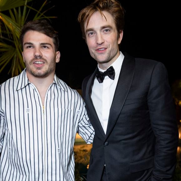 Une complicité qui saute aux yeux et qui pourrait confirmer qu'il existe bel et bien entre eux bien plus qu'une simple amitié.

Antoine Dupont et Robert Pattinson lors du dîner Dior X Madame Figaro à La Terrasse by Albane sur le toit de l'hôtel Marriott en marge du 78ème Festival International du Film de Cannes, France, le 17 mai 2025. © Olivier Borde/Bestimage