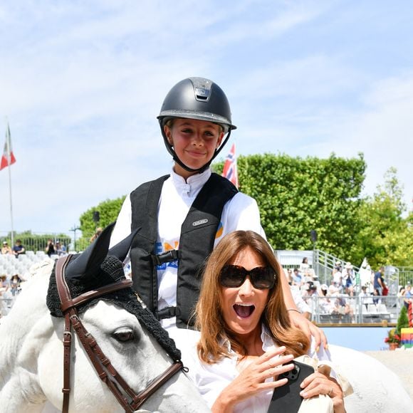 Giulia Sarkozy sur Valentine et sa mère Carla Bruni lors de la coupe Kids Cup L'Envol lors du Longines Paris Eiffel Jumping le 20 juin 2025

© Perusseau / Veeren / Bestimage