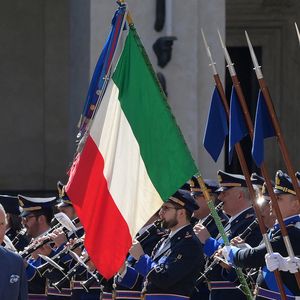Le roi Charles III d'Angleterre et Camilla Parker Bowles, reine consort d'Angleterre, rencontrent le président Sergio Mattarella au Quirinale à Rome, en Italie, le 8 avril 2025. © Vannicelli/IPA via ZUMA Press/Bestimage