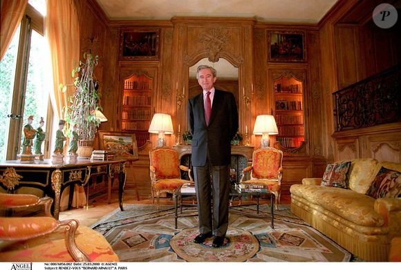 Il a à coeur de garder un certain type de profil dans son entreprise.
Bernard Arnault dans son bureau
©AGENCE / BESTIMAGE