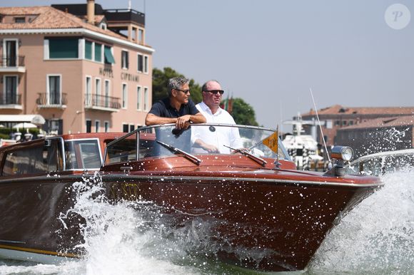 George Clooney et sa femme Amal Clooney sortent de leur hôtel, et prennent un bateau taxi pour se rendre dans un héliport pour s'envoler en hélicoptère de Venise, Italie, le 27 juin 2019.
