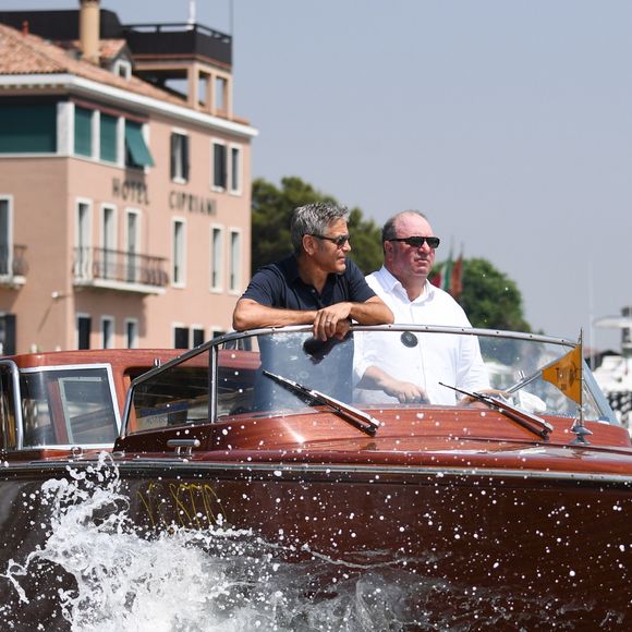 George Clooney et sa femme Amal Clooney sortent de leur hôtel, et prennent un bateau taxi pour se rendre dans un héliport pour s'envoler en hélicoptère de Venise, Italie, le 27 juin 2019.