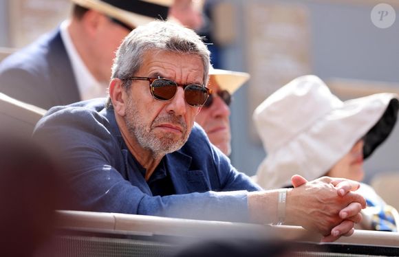 Michel Cymes dans les tribunes des Internationaux de France de tennis de Roland Garros 2024 à Paris, France, le 3 juin 2024. © Jacovides-Moreau/Bestimage