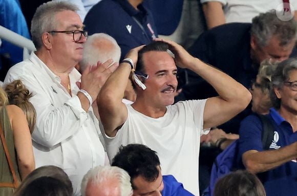 Jean Dujardin - dans les tribunes lord du match d'ouverture de la Coupe du Monde de Rugby France 2023 avant le match de la Poule A entre la France et la Nouvelle-Zélande au Stade de France à Saint-Denis le 8 septembre 2023.  © Dominique Jacovides/Bestimage