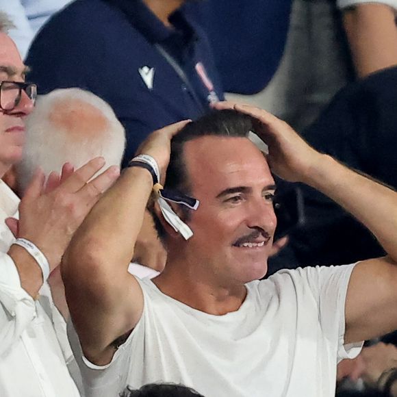 Jean Dujardin - dans les tribunes lord du match d'ouverture de la Coupe du Monde de Rugby France 2023 avant le match de la Poule A entre la France et la Nouvelle-Zélande au Stade de France à Saint-Denis le 8 septembre 2023.  © Dominique Jacovides/Bestimage