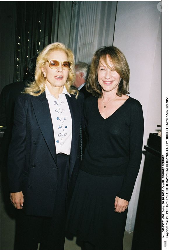 Les deux femmes ont partagé la vie de Johnny Hallyday.

"Sylvie Vartan" et "Nathalie Baye" dîner chez "Baccarat" pour le film "Les Sentiments" américain" féminin homme actrice chanteuse lunettes bijou collier. BERTRAND RINDOFF PETROFF / BESTIMAGE