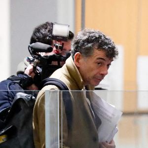 Procès de Stéphane Plaza: l’animateur arrive au tribunal correctionnel de Paris le 9 janvier 2025 avec ses avocats Carlo Alberto Brusa et Hélène Plumet.
Stéphane Plaza est jugé ce jeudi devant le tribunal correctionnel de Paris pour des violences sur deux anciennes compagnes.
L'agent immobilier de 54 ans aurait dû être jugé en août 2024 mais il ne s'était pas présenté à l'audience, en raison, selon sa défense, de « fragilités psychologiques ». Une expertise psychiatrique ordonnée par le tribunal a depuis confirmé qu'il était en état d'être jugé.

© Christophe Clovis / Bestimage