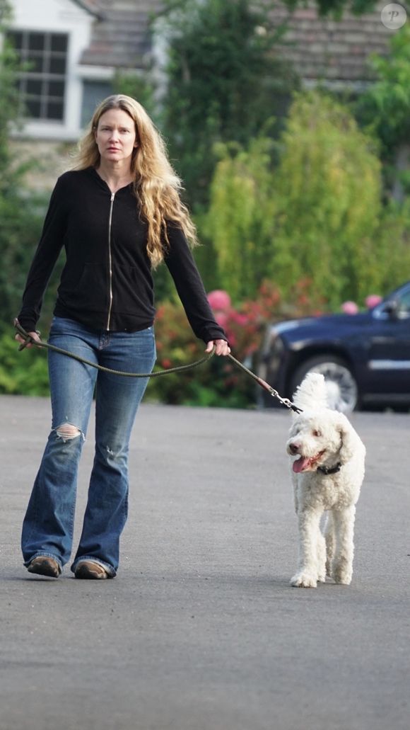 Le père de famille de 53 ans a d'abord été marié à sa première épouse, Justine Mus de son nom de jeune fille Wilson.

Justine Wilson, ex femme de Elon Musk, promène son chien à Brentwood le 22 juin 2022. Backgrid USA / Bestimage