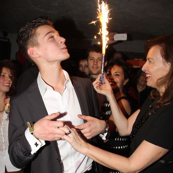 Exclusif - Valérie Trierweiler et son fils Léonard, Saïda Jawad - Prix spécial - Valérie Trierweiler fête son 50ème anniversaire en présence de sa mère, son frère, son fils et son ex mari au Banana Café à Paris le 20 février 2015. 
Crédit : BALDINI / BESTIMAGE